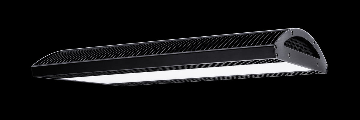 WEEK AQUA A430 Series aquarium light on a black background